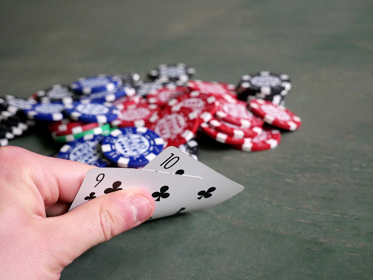Chip poker và lá bài trên bàn sòng bạc